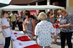 Julia beim Austeilen der Lechner-Kindershirts und der Lechner-Kinderkappen