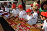 Die Kinder beim Anziehen der Arbeitshandschuhe