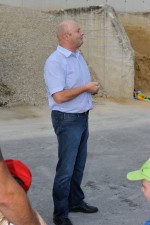 Der Chef beim Begrüßen der Kinder auf der Kinderbaustelle