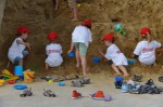 Kinder beim Sandspielen