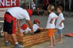 Marc Weingartner beim Mauern mit Kindern