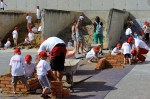 eine große Kinderschar auf der Kinderbaustelle