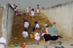 Spielen auf dem riesigen Sandhaufen bei der Kinderbaustelle