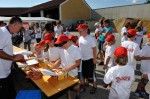 der Eismann teilt aus auf der Kinderbaustelle