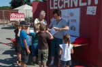 Bei der Ausgabe der Shirts und Kappen auf der Kinderbaustelle bei Baufirma Lechner