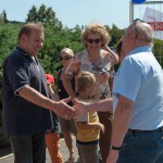 Die Eltern einer Kundschaft mit ihrem kleinen Sohn bei der Begrüßung unserer Kinderbaustelle beim Kindersommer 2015 unserer Gemeinde