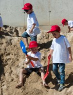 Der riesige Sandhaufen auf der Kinderbaustelle bei Baufirma Lechner macht einfach Spaß