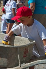 ein Kind bei seiner Lieblingsbeschäftigung auf der Kinderbaustelle 2015