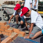 die beiden Söhne unseres Vorarbeiters Stefan Haberl bei der Kinderbaustelle 2015