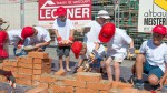 Den Kindern macht es beim Mauern auf der Kinderbaustelle sehr viel Spaß