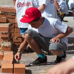 Der eifrige Sohn unseres Mitarbeiters Stefan Haberl auf der Kinderbaustelle 2015
