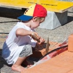 So ein süßes Kind beim Mauern auf unserer Kinderbaustelle 2015