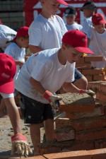 zu zukünftigen Lehrlinge auf der Kinderbaustelle der Baufirma Lechner