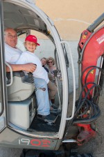 Franz Hager beim Minibaggerfahren auf der Kinderbaustelle 2015