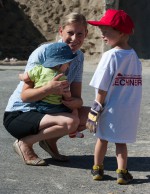 Frau Ensbacher und ihre Kinder sind überglücklich, dass wir Sie zur Kinderbaustelle 2015 eingeladen haben.