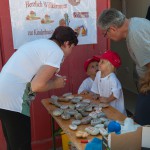 Unsere tüchtige Buchhalterin Roswitha beim Steinebeschriften auf der Kinderbaustelle bei Baufirma Lechner