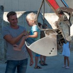 Stefan Grossauer mit seinem Sohn bei der Kinderbaustelle der Baufirma Lechner