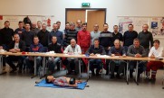Unsere Mitarbeiter beim Erste-Hilfe-Kurs des Roten Kreuzes in Langenlois in der ersten Reihe von links nach rechts: Vorarbeiter Helmut Zollner, Facharbeiter Dieter Edelbauer, Vorarbeiter Roman Schuster, Polier Manfred Zellhofer, Technischer Zeichner Thomas Unterberger, Bauhelfer Leopold Amon, Bereichsleiter in der Kaminsanierung Rauchfangkehrermeister Johann Waschl und Vortragende Martina Weissinger. Am Foto stehende von links nach rechts: Bauhelfer Marian Vaida, Facharbeiter Daniel Zollner, Kranfahrer und Baggerfahrer Jürgen Martin Bauer, Bauhelfer in der Kaminsanierung Franz Hager, Facharbeiter Andreas Jamy, Facharbeiter in der Kaminsanierung Arnold Hauer, Vorarbeiter in der Kaminsanierung Mario Niedzballa, Facharbeiter Marc Weingartner, Lehrling Julian Binder, Facharbeiter Herbert Frauberger, Vorarbeiter Anton Gutmeier, Lagerplatzleiter Martin Voglhuber, Vorarbeiter Leopold Eigner, Facharbeiter Jürgen Johannes Bauer, Vorarbeiter Jürgen Hauer, Fachbarbeiter Markus Binder und Facharbeiter Josef Ploderwaschl
