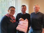 Der Chef der Baufirma Lechner - Herr BM DI (FH) Christian Lechner bei Gratulation an Johann Waschl und seiner Astrid anlässlich der Geburt ihrer süßen Anna