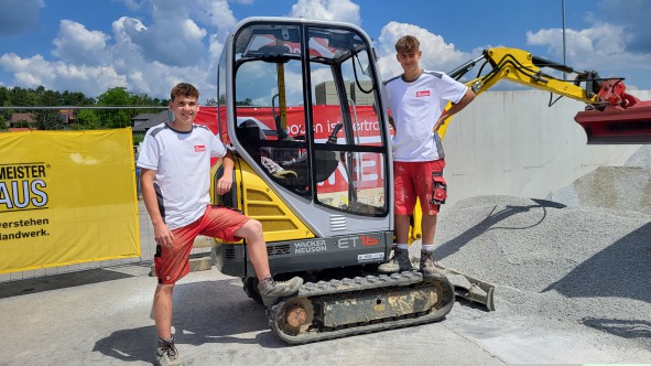 Die eifrigen Lehrlinge der Baufirma Lechner Matthias Binder, Lehrling im 4. Lehrjahr als Hochbauer und Maximilian Böhm, Lehrling im 1. Lehrjahr