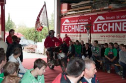 Lehrling Philipp Aschauer bei der Begrüssung mit seiner Motocross-Maschine