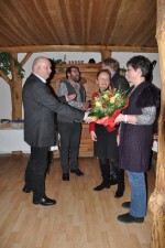 Der Chef bedankt sich auch bei der Frau mit einem Blumengruß bei unserem Mitarbeiter Herbert Göttinger 