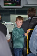 Unser lieber Alexander beobachtet ganz interessiert das Geschehen am Flughafen in Wien beim Betriebsausflug der Baufirma Lechner