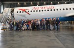 Die komplette Belegschaft der Baufirma Lechner vor der AUA-Maschine in der Werft beim Betriebsausflug 2016 