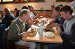 die Mitarbeiter der Baufirma Lechner beim Mittagessen im legendären Schweizerhaus