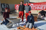 Unsere Lehrlinge Nico Hirt und Julian Binder mit zwei Lehrstellenfavoriten am Bauhof beim Mauern