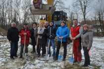 Spatenstich in Mühlbach am Manhartsberg Einfamilienhaus Stefan Friedrich und Doris Tiefenbacher mit Familie und Bauleiter der Firma Lechner Manfred Zellhofer, Vorarbeiter Helmut Zollner und der Chef der Baufirma Lechner BM DI (FH) Christian Lechner