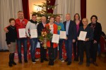 Die geschätzten Mitarbeiter der Baufirma werden bei der Weihnachtsfeier 2018 gewürdigt und zwar: Maurer-Vorarbeiter Helmut Zollner für 15 Jahre, Daniel Zollner, Maurer-Facharbeiter für 10 Jahre, Roswitha Sam, Buchhaltung und Kostenrechnung für 10 Jahre, Dieter Edelbauer, Maurer-Facharbeiter für 20 Jahre Firmentreue und Azem Avdi , Bauhelfer für 10 Jahre Firmentreue