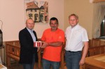 Chef und Juniorchef bei der Geschenksübergabe