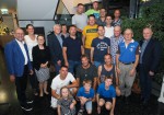 Die geehrten Mitarbeiter der Baufirma Lechner mit Familie und KR Gottfried Wieland von der Wirtschaftskammer bei der "verspäteten" Weihnachtsfeier am 28.7.2022 in der Schonenburg in Schönberg