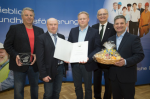Prok. BM Ing. Hermann Lechner und Geschäftsführer BM DI (FH) Christian Lechner bei der Überreichung des Gütesiegels für Betriebliche Gesundheitsförderung am 22.3.2017 in St.Pölten. Das Gütesiegel wurde durch die Gesundheitsministerin Pamela Rendi-Wagner, dem Obmann der NÖ.Gebietskrankenkasse Gerhard Hutter, dem NÖ.Gebietskrankenkasse Generaldirektor Jan Pazourek und dem Gesundheits-Landesrat Maurice Androsch überreicht.