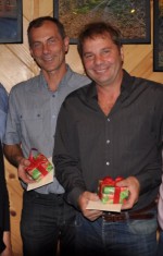 Ladislav und Pavol freuen sich über die Geschenke zum 50. Geburtstag