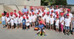Viele Kinder, die Firmenleitung der Baufirma Lechner mit den Lehrlingen Nico Hirt, Julian Binder und Bauhofleiter Stefan Weinbacher bei der Kinderbaustelle der Baufirma Lechner am 1.9.2016
