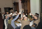 Die Mitarbeiter in fröhlicher Runde bei der Weihnachtsfeier 2016 der Baufirma Lechner aus Plank am Kamp