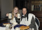 Die Ehefrauen unserer Mitarbeiter in geselliger Runde bei der Weihnachtsfeier 2016 der Baufirma Lechner