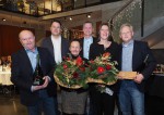 Überreichung von Geschenken und Blumen von den geschätzten Mitarbeitern bei der Weihnachtsfeier