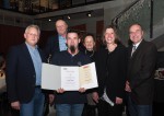 Jürgen Hauer, Vorarbeiter im Fassadenteam wurde für 5 Jahre treue Betriebszugehörigkeit geehrt. Am Foto von links nach rechts: der Firmenchef Baumeister DI (FH) Christian Lechner, Seniorchef Baumeister Ing. Hermann Lechner, unser sehr geschätzter und engagierter Mitarbeiter im Fassadenteam Jürgen Hauer, Christine Lechner, Daniela Weiker und Rauchfangkehrermeister Hubert Reder