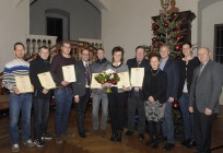 Die Geehrten bei der Weihnachtsfeier 2016 von links nach rechts Jürgen Johannes Bauer, Simon Korb, Marc Weingartner, KR Gottfried Wieldand, Bernhard Prinz, Ludmilla Friedrich, Franz Harold, Christine Lechner, Bmstr. DI (FH) Christian Lechner, Daniela Weiker, Bmstr. Ing. Hermann Lechner 