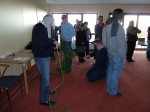 Der Chef und Juniorchef gemeinsam mit Ewald Aron beim Lösen der Aufgabe im Team-Seminar