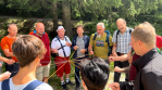 Am 20. und 21. Juli 2023 fand ein 1,5-tägiges Teamtraining der Büromitarbeiter:innen und Vorarbeiter von Lechner Bau auf der Rax statt. Das Trainerduo Mag.a (FH) Petra Pinker und Mag. Georg Grohs-Boden starteten das Trainingsprogramm mit einer kniffligen Rätsel-Ralley in Teams zur Waxriegelhütte hinauf. Nach einem verdienten zünftigen Mittagessen wurden mit Weitblick Themen und Lösungen erarbeitet, um die täglichen Abläufe zwischen Büro und Baustelle zu optimieren und Zukunftsthemen zu besprechen. Viel Spaß und Unterhaltung gab es beim Hüttenabend, der mit einer gemeinsamen Nachtwanderung ausklang. Nahezu alle waren am nächsten Tag bereits um 7.30 schon beim „Aktiven Erwachen“ dabei. Der zweite Teil des Trainings wurde vor allem dem Thema Mitarbeitergewinnung, Facharbeiterausbildungen und Firmenimage gewidmet. "Es war Zeit, um Dinge in Ruhe und abseits des Alltagstrubels zu besprechen. Diese unvergesslichen Tage am Berg haben unser Team noch mehr zusammengeschweißt“, so Firmenchef BM DI (FH) Christian Lechner. 