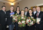 Franz Harold, Christian Lechner, Daniela, Eleonore Lechner, Michael Widhalm, Christine Lechner, Johann Waschl und Hemann Lechner mit den wunderschönen Blumen bei der Weihnachtsfeier 2014 der Baufirma Lechner